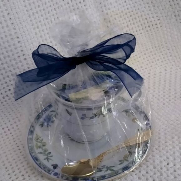 1 Truly Tasteful Tea Cup Sets Wrapped As A Gift - NWT - Picture 9 of 10